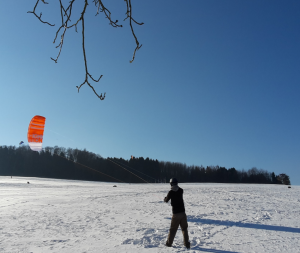 Mit den Trainerkites Ignition von Ozonekites kann man das Snowkiten einfach und sicher erlernen. Hier beim Snowkite Kiten lernen im Odenwald.