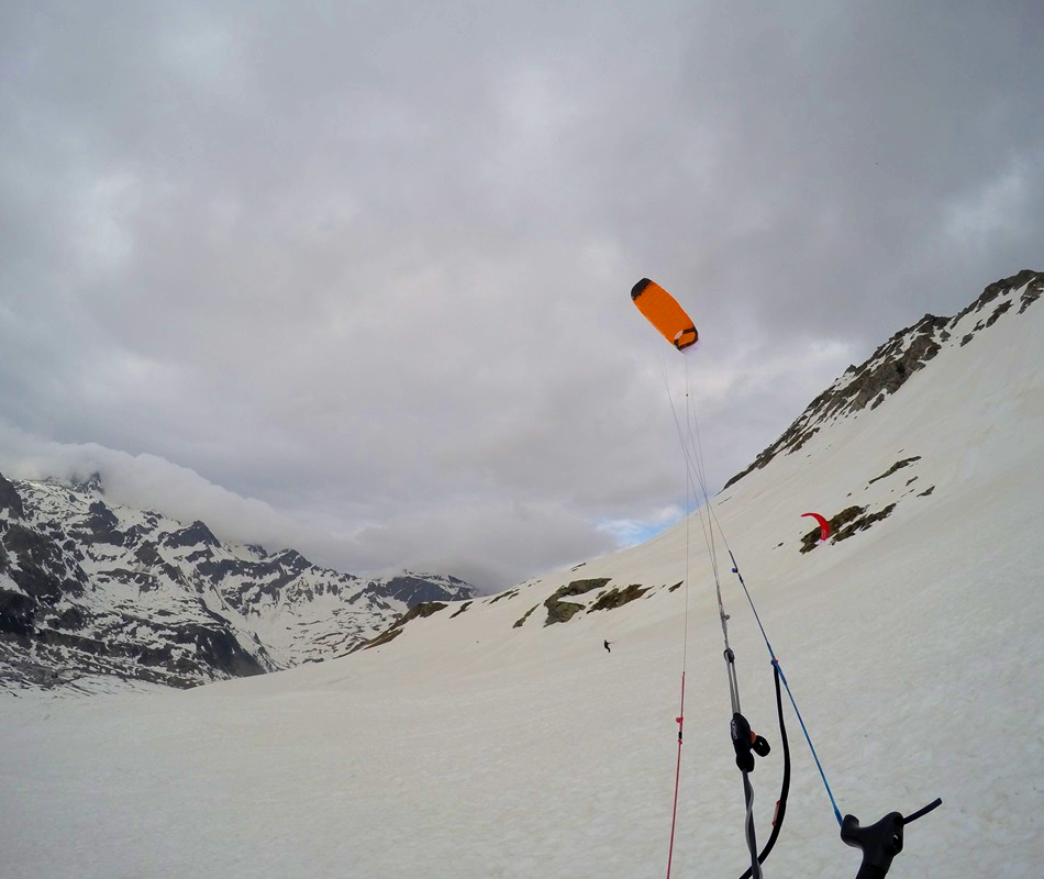 Der SubzeroV1 ultralight im Snowkiteeinsatz am Monte Spluga in Italien.