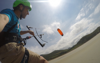 Der HyperlinkV1 von Ozonekites beim Kitelandboarding in Irland.