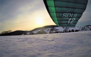 Auf dem Bild sieht man den Soulkite von Flysurferkiteboarding beim Snowkiten