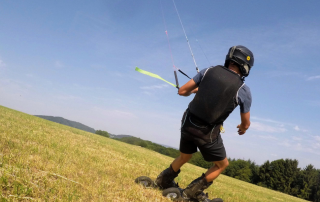 Flxrides Land Kite Skates von Skike ermöglichen einfach auf der Wiese zu kiten.