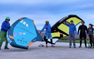 Die Kursteilnehmer des Wingfoilkurses mit den Wings von Ozonekites und Flysurfer
