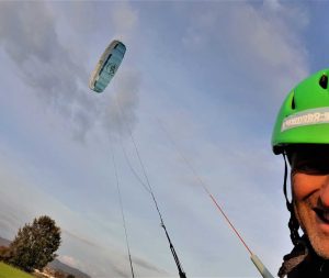 Der Kiter wird durch den Kite Peak5 von Flysurfer mit Hilfe des Windes gezogen. Man kann ihn auf dem Wasser zum Kitefoiling, auf Schnee zum Snowkiting und an Land beim Kitelandboarding einsetzen.