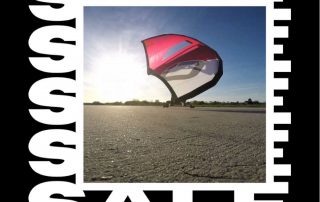 Der rote #Wing #WASPV2 von #Ozonkite zieht den Kite mit Hilfe des Wind auf dem Longboard über den Asphalt.