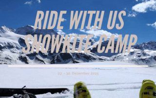 Auf dem Bild sieht man einen Skischuh und ski vor einer weißen Bergkulisse mit Schnee für das snowkitecamp von Snowkite-odenwald